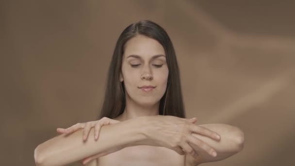 Uma Mulher Seminua Desfruta Aveludado Suavidade Pele Suas Mãos Estúdio — Vídeo de Stock