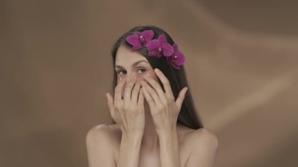 Žena Která Aplikuje Uhlazuje Růžové Hydrogelové Skvrny Pod Očima Portrét — Stock video
