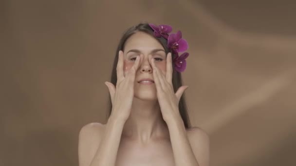 Μια Γυναίκα Υδροζελέ Ροζ Κηλίδες Κάτω Από Μάτια Της Αγγίζει — Αρχείο Βίντεο