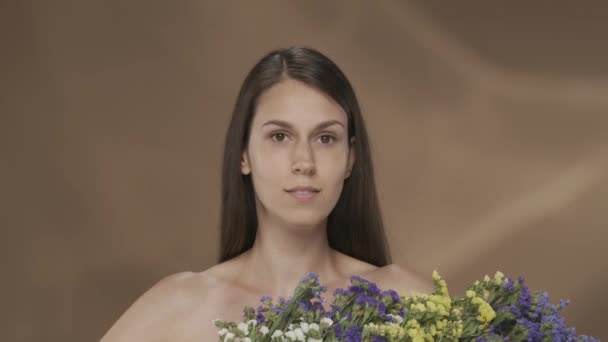 Woman Bouquet Wild Flowers Demonstrates Perfect Facial Skin Seminude Woman — Stock Video