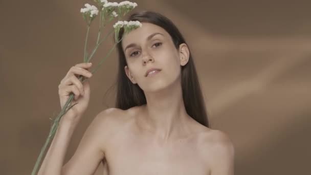 Una Mujer Toca Cara Con Flores Silvestres Blancas Retrato Una — Vídeo de stock