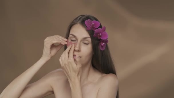 Kobieta Nakładająca Plastry Hydrożel Pod Oczami Mrugająca Pokazująca Znak Portret — Wideo stockowe