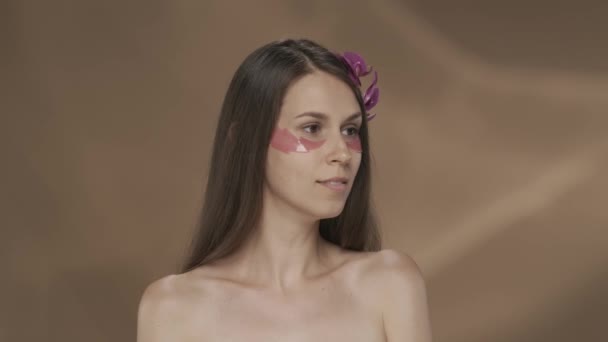 Kvinna Med Hydrogelplåster Ögonen Vidrör Ansiktet Och Blåser Kyss Seminude — Stockvideo