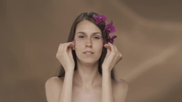 Žena Odstraňuje Růžové Hydrogelové Skvrny Pod Očima Potěšením Dotýká Tváře — Stock video