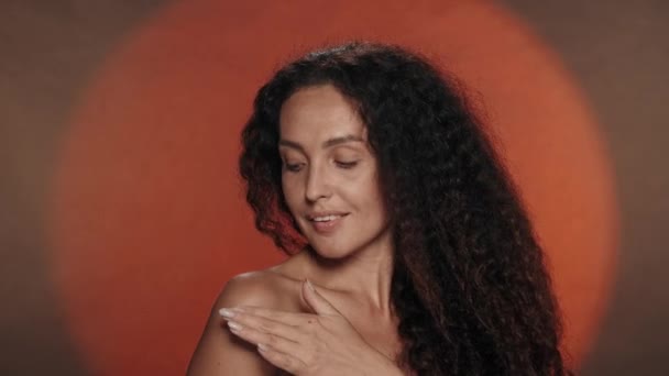Ελκυστική Seminude Γυναίκα Εφαρμόζεται Τρίβει Κρέμα Σώματος Στο Δέρμα Του — Αρχείο Βίντεο