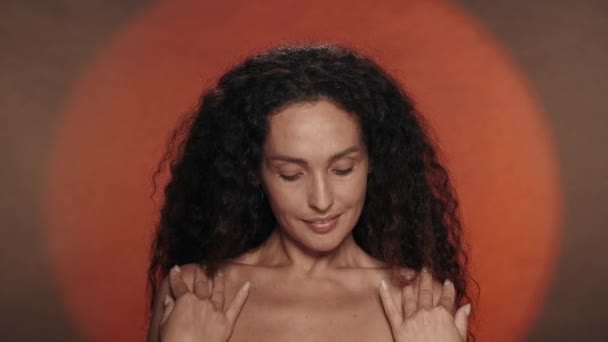 Una Mujer Disfruta Suavidad Sedosidad Piel Toca Sus Hombros Desnudos — Vídeo de stock