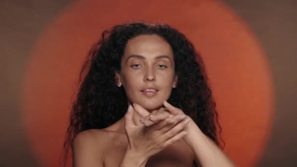 Kézápolás Védelem Egy Bőrápoló Krémet Tesz Kezére Hidratálja Portré Egy — Stock videók