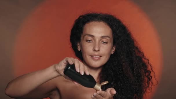 Cuidados Com Mãos Proteção Uma Mulher Aplica Creme Uma Garrafa — Vídeo de Stock