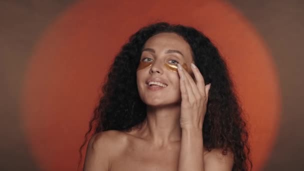 Žena Uhlazuje Zlaté Skvrny Pod Očima Svou Dokonalou Pleť Užívá — Stock video