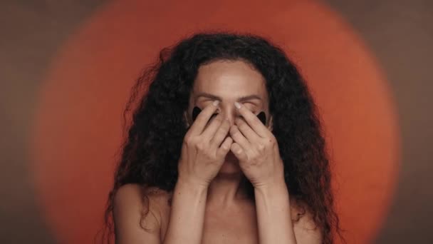 Uma Mulher Remove Manchas Hidrogel Preto Sob Seus Olhos Desfruta — Vídeo de Stock