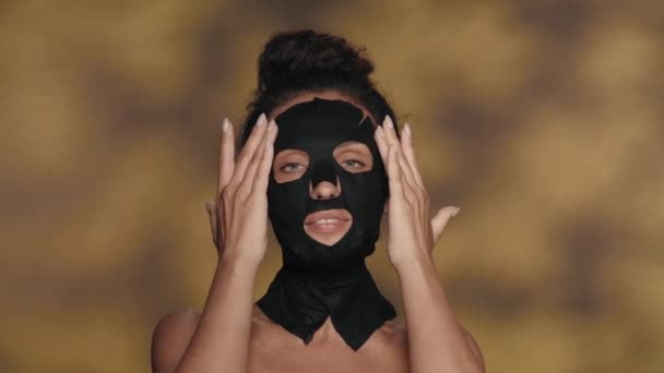 Una Donna Con Una Maschera Plastica Nera Con Panino Testa — Video Stock