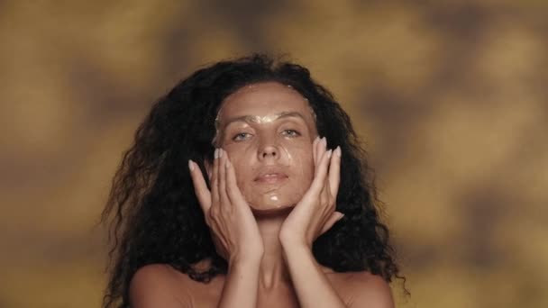Uma Mulher Remove Hidrogel Cosmético Máscara Silicone Seu Rosto Toca — Vídeo de Stock