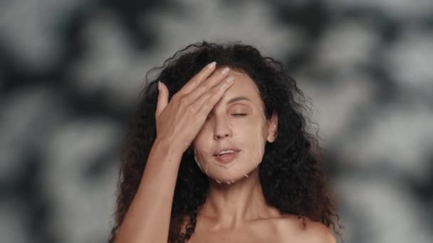 Yüzünde Beyaz Bir Makyaj Maskesiyle Bir Seminer Kadınının Portresi Stüdyoda — Stok video