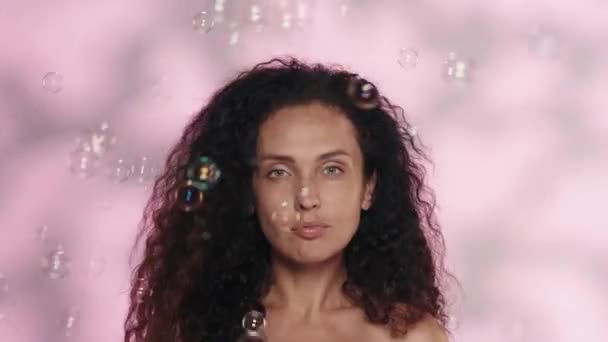 Porträt Einer Seminarteilnehmerin Atelier Auf Rosa Hintergrund Mit Highlights Großaufnahme — Stockvideo