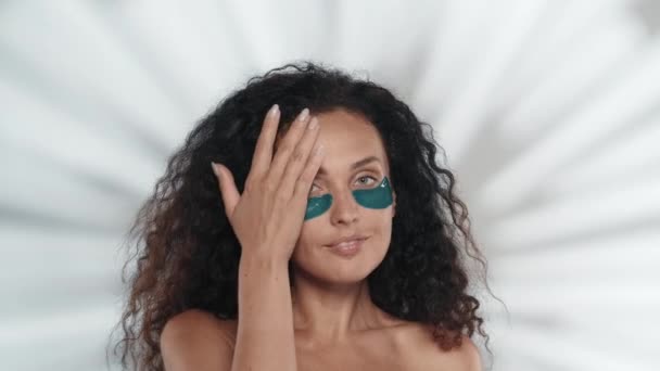 Uma Mulher Realiza Procedimento Cosmético Demonstra Pele Facial Lisa Clara — Vídeo de Stock