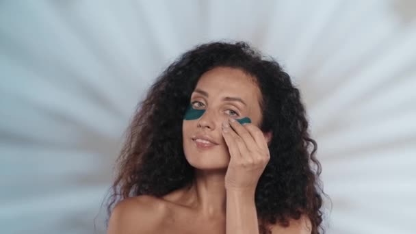 Una Mujer Quita Los Parches Hidrogel Azul Debajo Los Ojos — Vídeos de Stock