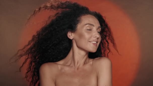 Seminude Woman Orange Background Circular Light Thick Long Curly Hair — Stock Video