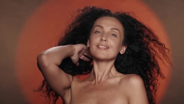 Portret Van Een Halfvolle Brunette Met Dik Lang Krullend Haar — Stockvideo