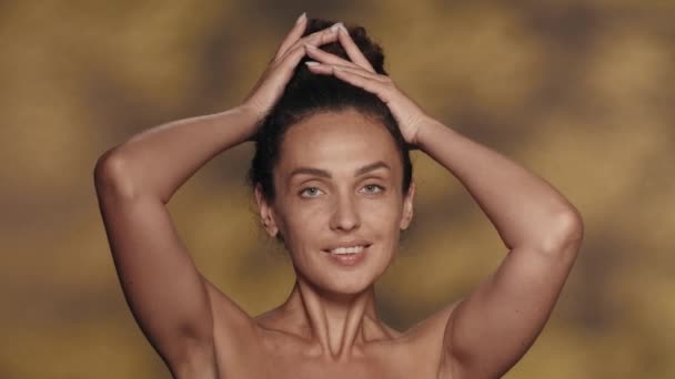Brunetka Bułką Głowie Rozwiązuje Swoje Grube Długie Kręcone Włosy Portret — Wideo stockowe