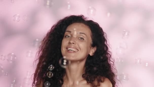 Retrato Una Mujer Sonriente Seminude Estudio Sobre Fondo Rosa Con — Vídeos de Stock