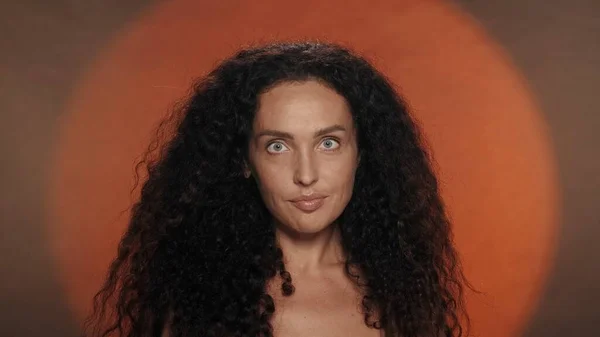 Porträt Einer Frau Mit Regelmäßigen Gesichtszügen Und Perfekter Haut Aus — Stockfoto