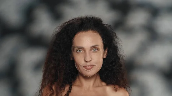 Mulher Máscara Folha Cosmética Branca Seu Rosto Retrato Uma Mulher — Fotografia de Stock