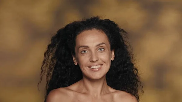 Portret Van Een Vrouw Met Regelmatige Gelaatstrekken Een Perfecte Huid — Stockfoto
