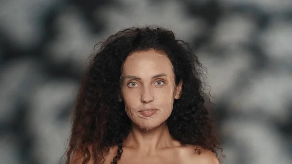 脸上戴着白色化妆品面具的女人 在演播室里的一个带着亮点的黑色背景的成熟女人的画像 关怀的概念 — 图库照片
