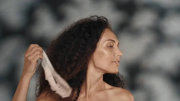 Kvinna Tar Bort Kosmetisk Vit Sheet Mask Från Ansiktet Seminude — Stockfoto