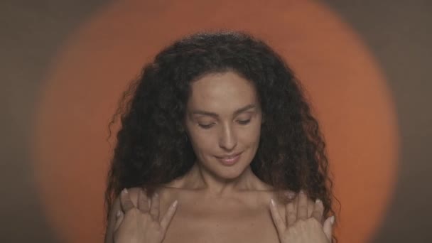 Uma Mulher Gosta Suavidade Sedosidade Sua Pele Toca Seus Ombros — Vídeo de Stock