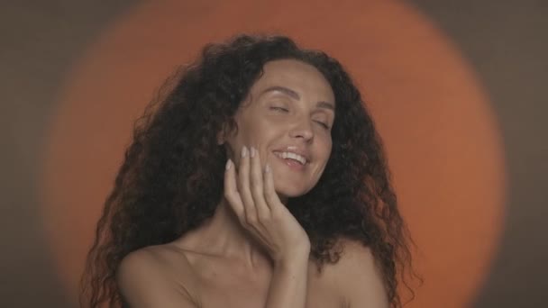 Una Mujer Seminude Con Rasgos Regulares Toca Piel Limpia Hidratada — Vídeo de stock