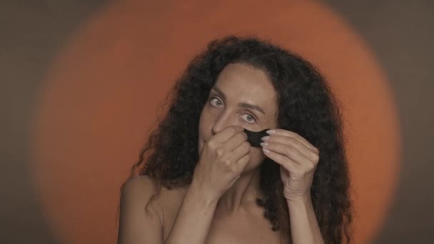 Kvinna Applicerar Svarta Hydrogelplåster Huden Ögonen Kindbenen Seminarium Kvinna Utför — Stockvideo