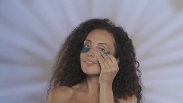 Una Mujer Quita Los Parches Hidrogel Azul Debajo Los Ojos — Vídeo de stock