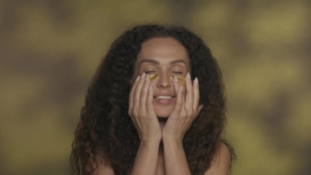 Mujer Suaviza Los Parches Dorados Bajo Sus Ojos Endereza Cabello — Vídeos de Stock