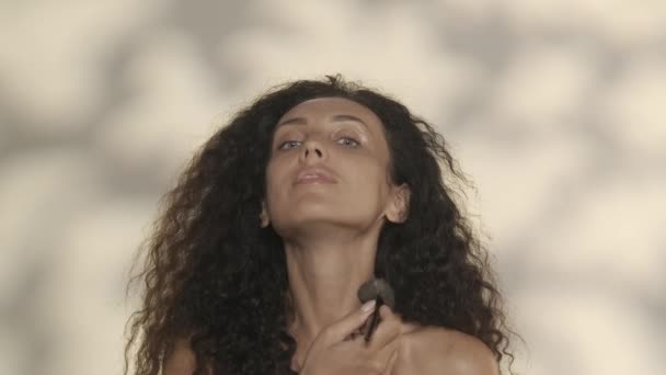 Uma Mulher Aplica Seu Pescoço Ombros Com Uma Escova Maquiagem — Vídeo de Stock