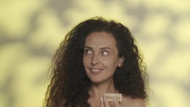 Schöne Frau Mit Einem Glas Puder Der Hand Atelier Auf — Stockvideo