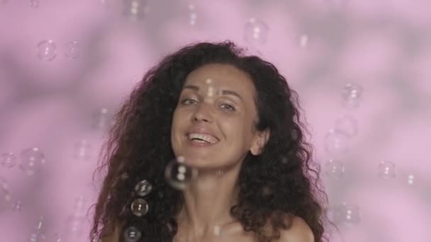 Porträt Einer Leicht Lächelnden Frau Atelier Auf Rosa Hintergrund Mit — Stockvideo