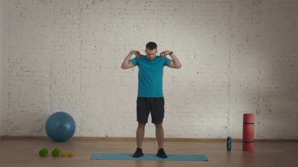 Osobní Sportovní Tréninky Doma Sportovní Muž Fitness Trenér Dělá Cvičení — Stock video
