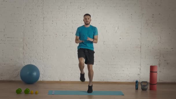 Osobní Sportovní Tréninky Doma Muž Fitness Trenér Dělá Cvičení Domácím — Stock video