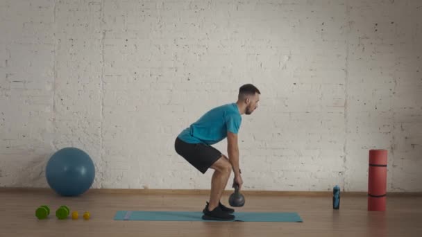 Osobní Trénink Sportovní Muž Fitness Trenér Dělá Cvičení Domácím Studiu — Stock video