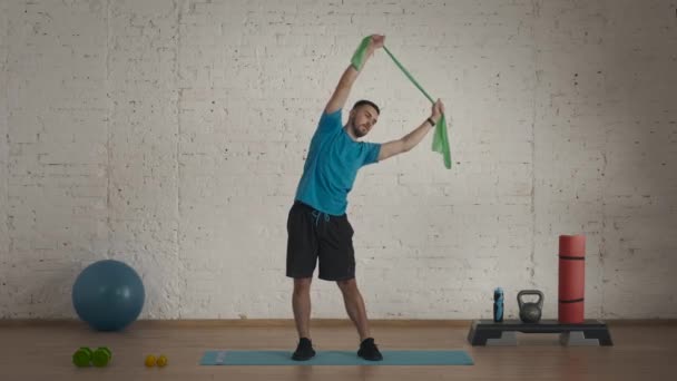 Evde Kişisel Spor Eğitimleri Atletik Erkek Fitness Koçu Çevrimiçi Dersler — Stok video