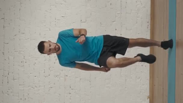 垂直录像 个人运动训练在家里 运动健美教练在家庭工作室为在线课程做运动 穿着运动服的人在做适当的有氧运动热身 — 图库视频影像