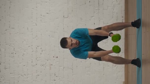 Вертикальне Відео Спортивний Тренер Фітнесу Робить Вправи Домашній Студії Онлайн — стокове відео
