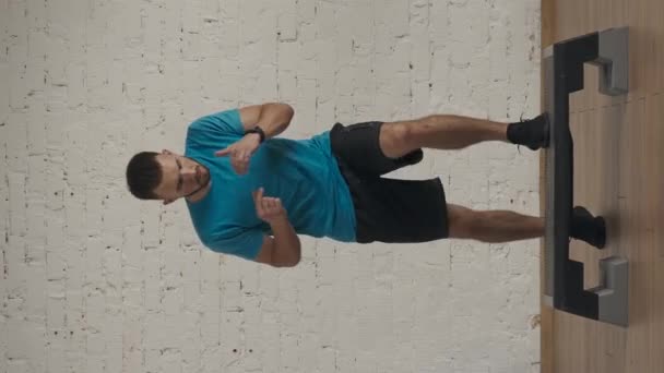 Vídeo Vertical Treinador Fitness Masculino Atlético Fazendo Exercícios Estúdio Casa — Vídeo de Stock