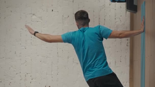 Pionowe Wideo Prywatne Treningi Sportowe Domu Atletyczny Trener Fitness Robi — Wideo stockowe