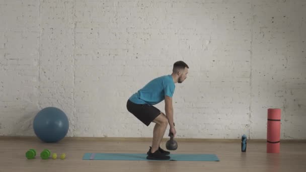 Entraînement Personnel Entraîneur Fitness Homme Athlétique Faisant Des Exercices Home — Video