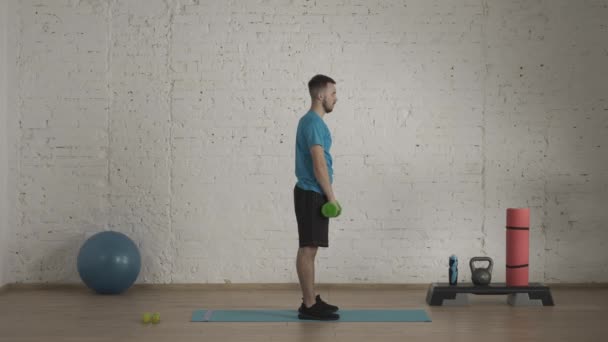 Yan Görüş Atletik Erkek Fitness Koçu Çevrimiçi Dersler Için Stüdyosunda — Stok video