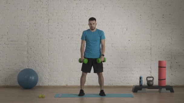 Atletik Erkek Fitness Koçu Çevrimiçi Dersler Için Stüdyosunda Egzersiz Yapıyor — Stok video