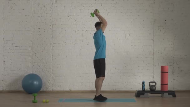 Yan Görüş Atletik Erkek Fitness Koçu Çevrimiçi Dersler Için Stüdyosunda — Stok video