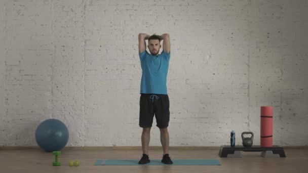 Atletik Erkek Fitness Koçu Çevrimiçi Dersler Için Stüdyosunda Egzersiz Yapıyor — Stok video